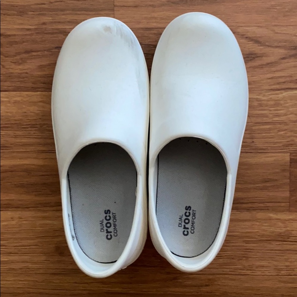 size 6 white crocs